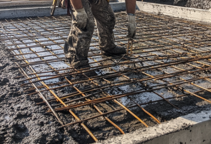 Maçon en train de travailler sur une dalle de béton