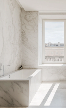 Salle de bain en marbre blanc
